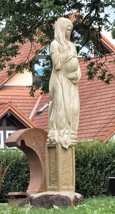 skulpturen holz schnitzen motorsge kettensge geburt leben tod holzwerker